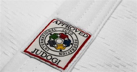 logotipo del fji en el kimono de judo